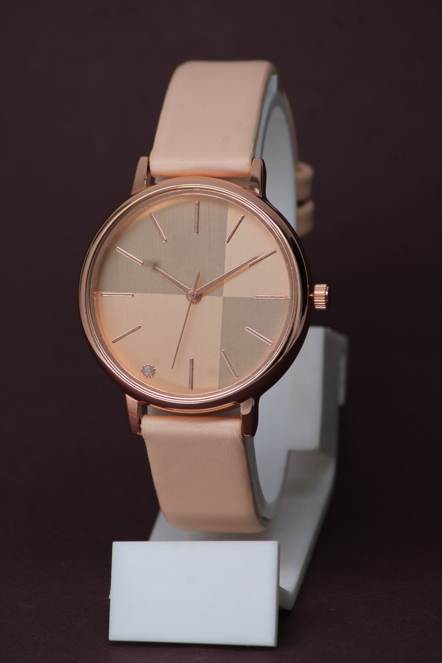 Elegant Round Dial Ladies Watch β Sleek Metallic Finish