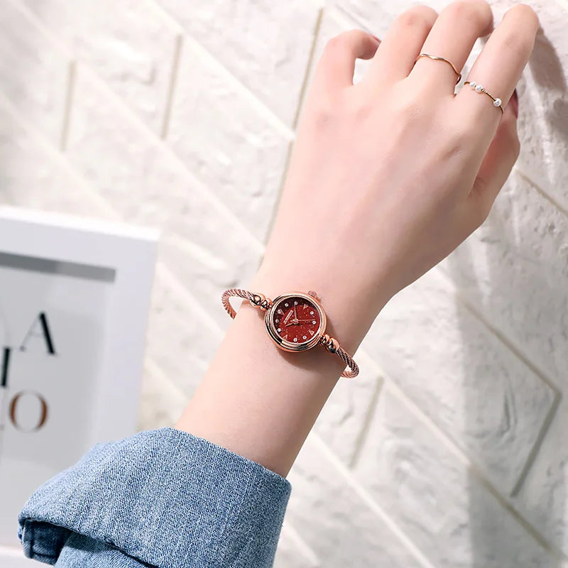 Fashion Women's Wristwatch Gold Bracelet Small Dial Elegant Watch New Cute Women Steel Bracelet Watch Quartz Wristwatch